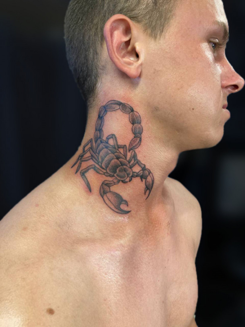 Mężczyźni szyja skorpion, photo - Tatuażysta Barb Tattoo