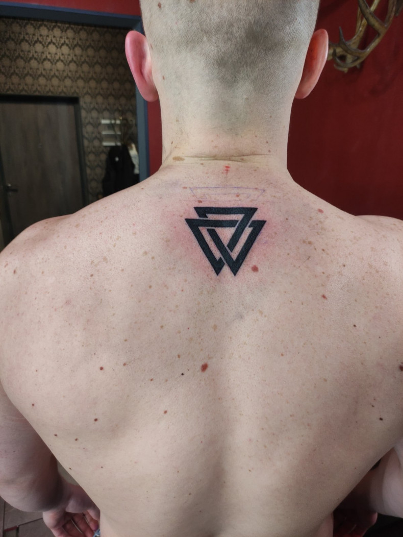 Men valknut back, photo - Tattoo Master Barb Tattoo