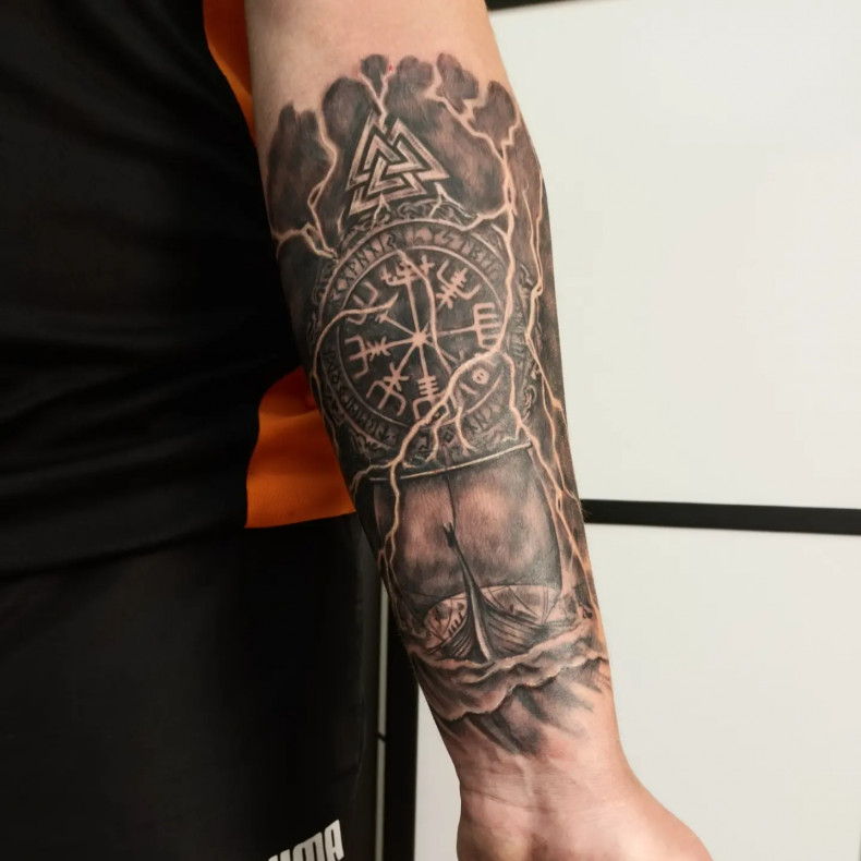 Męski na ramieniu agiszjalm, photo - Tatuażysta Barb Tattoo