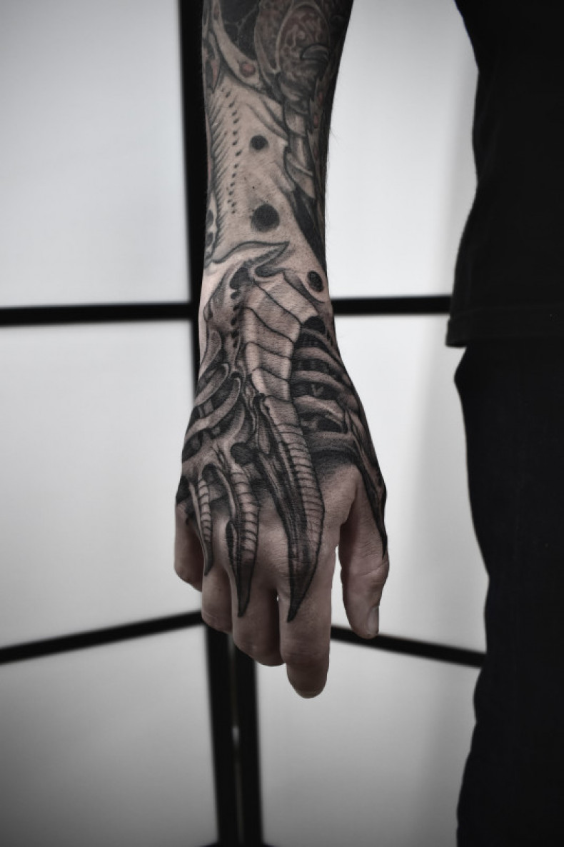 Męski biomechanika na dłoni, photo - Tatuażysta Barb Tattoo