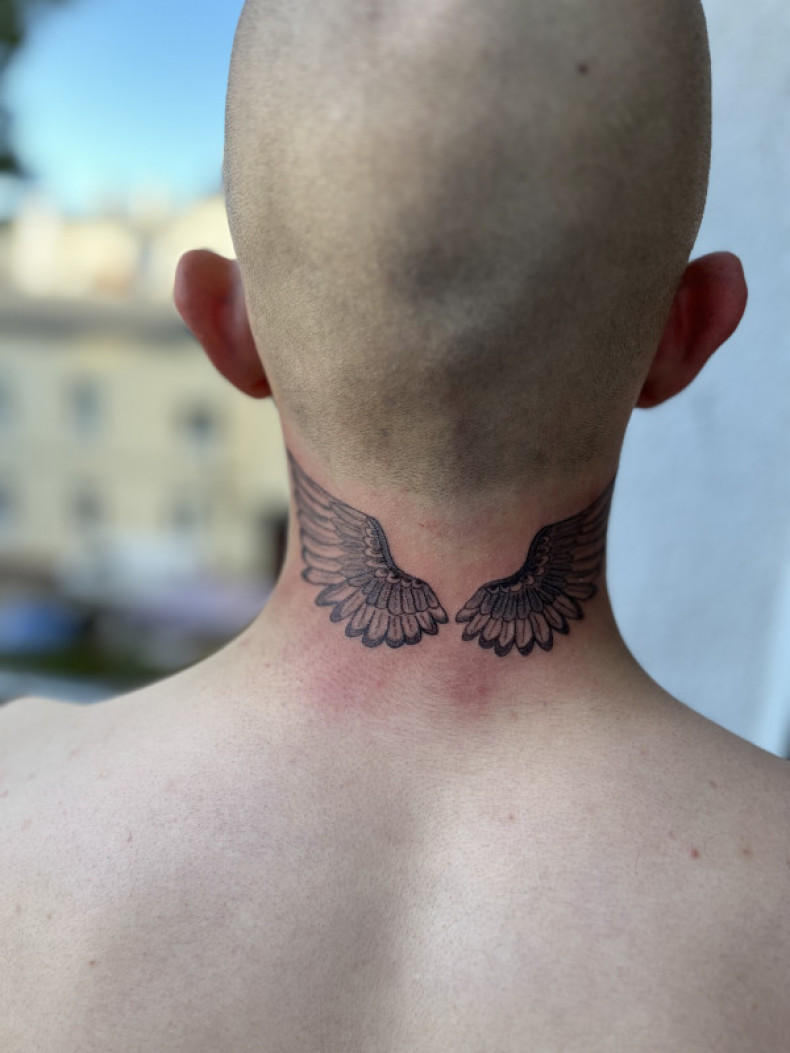 Мужские крылья на шее, photo - Тату мастер Barb Tattoo