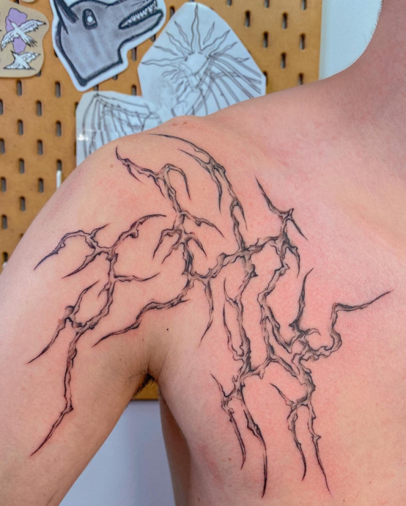 Męski błyskawica na ramieniu, photo - Tatuażysta Barb Tattoo