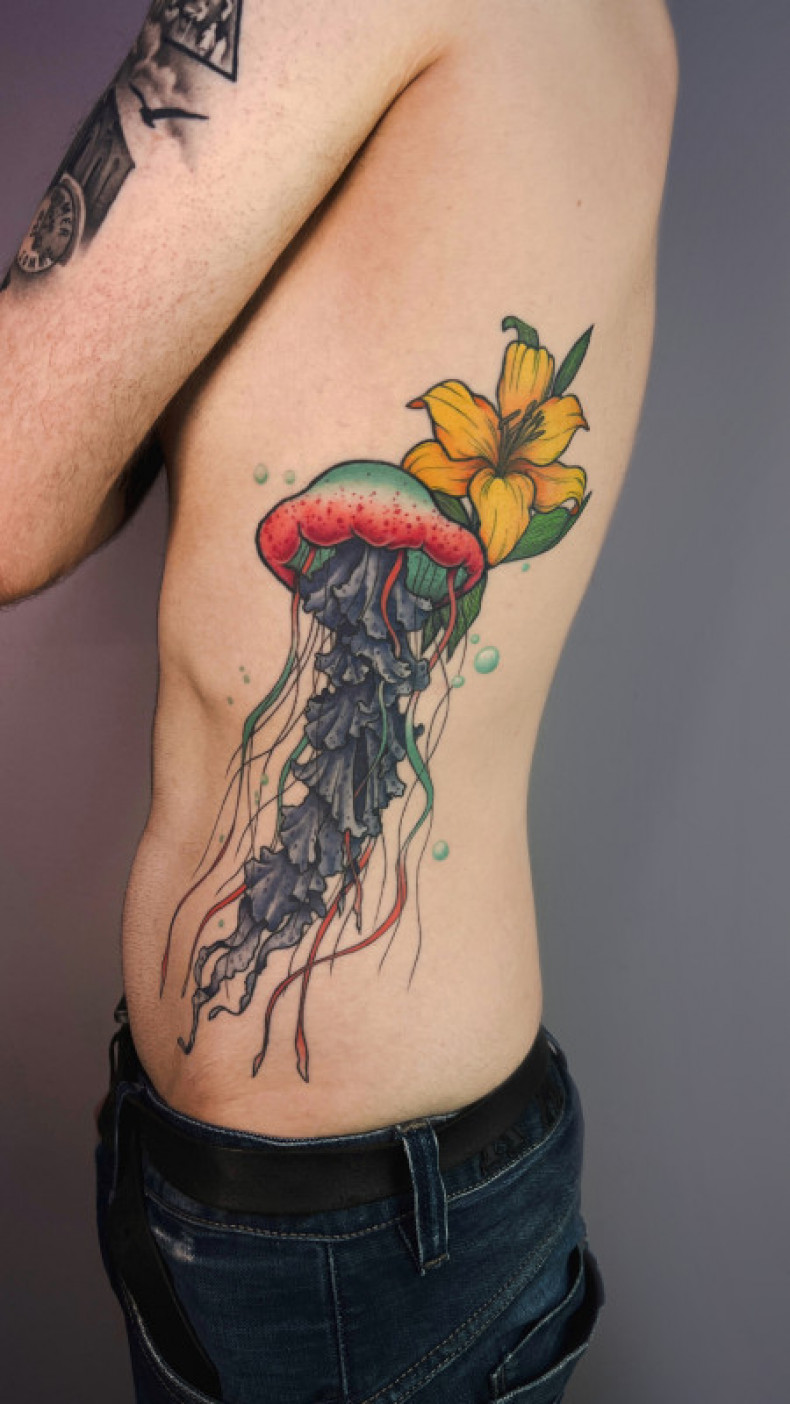 Men lily jellyfish, photo - Tattoo Master Barb Tattoo