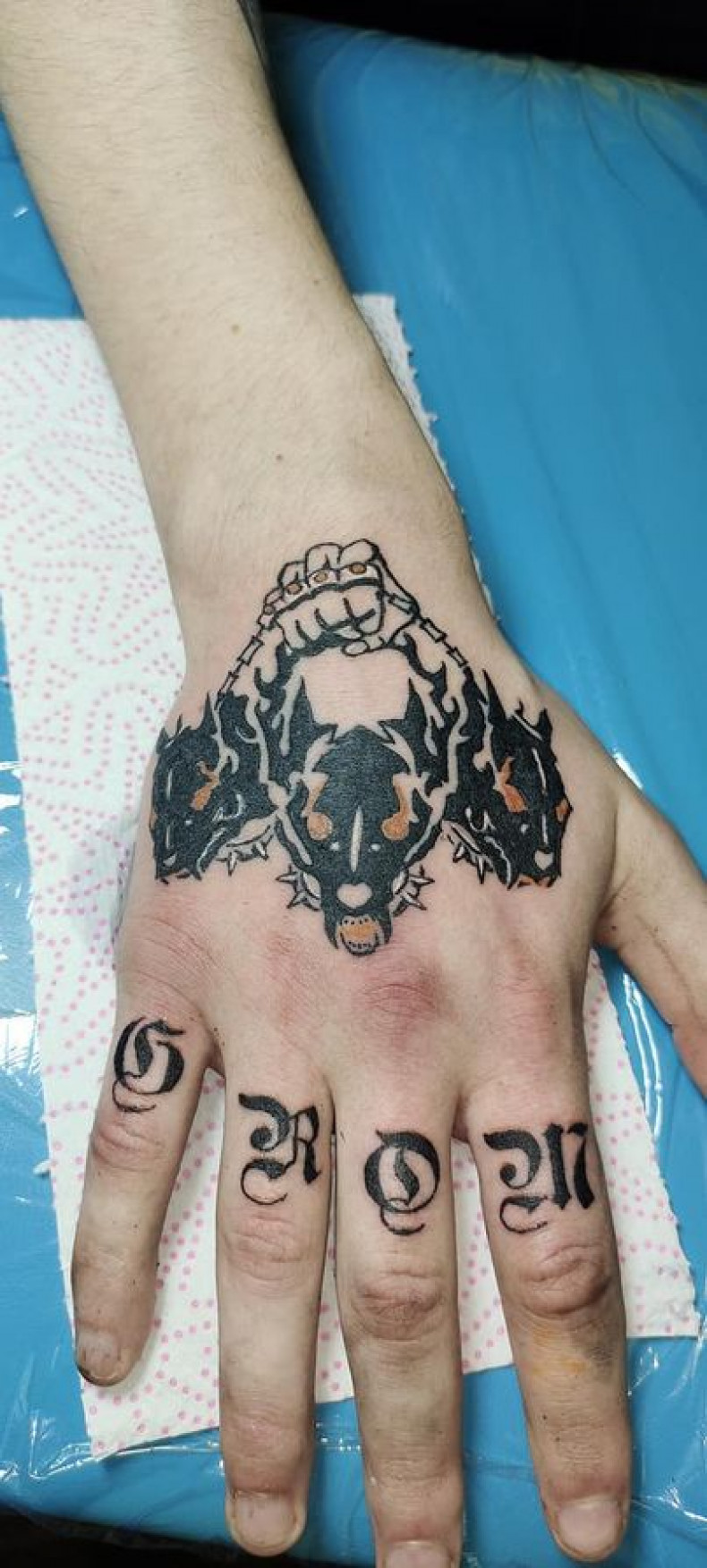 Męski na dłoni palcu, photo - Tatuażysta Barb Tattoo