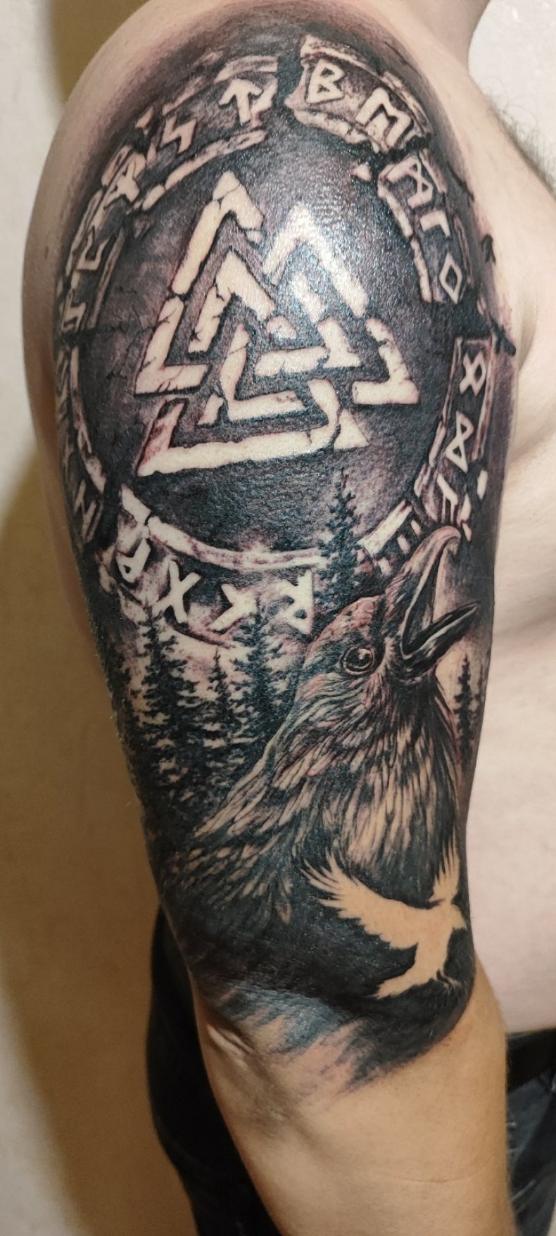 Męski na ramieniu valknut, photo - Tatuażysta Barb Tattoo