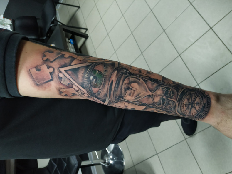 Męski na ramieniu tatuaż wszechwidzące oko, photo - Tatuażysta Barb Tattoo