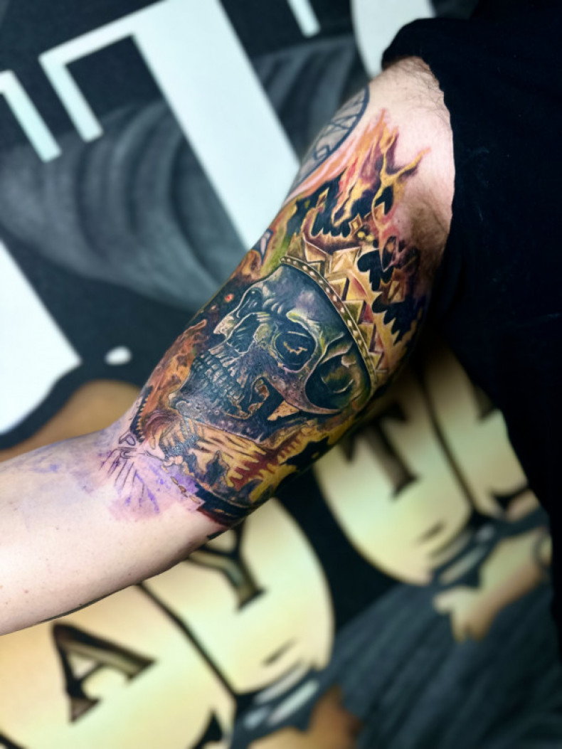 Мужские корона на бицепсе, photo - Тату мастер Barb Tattoo