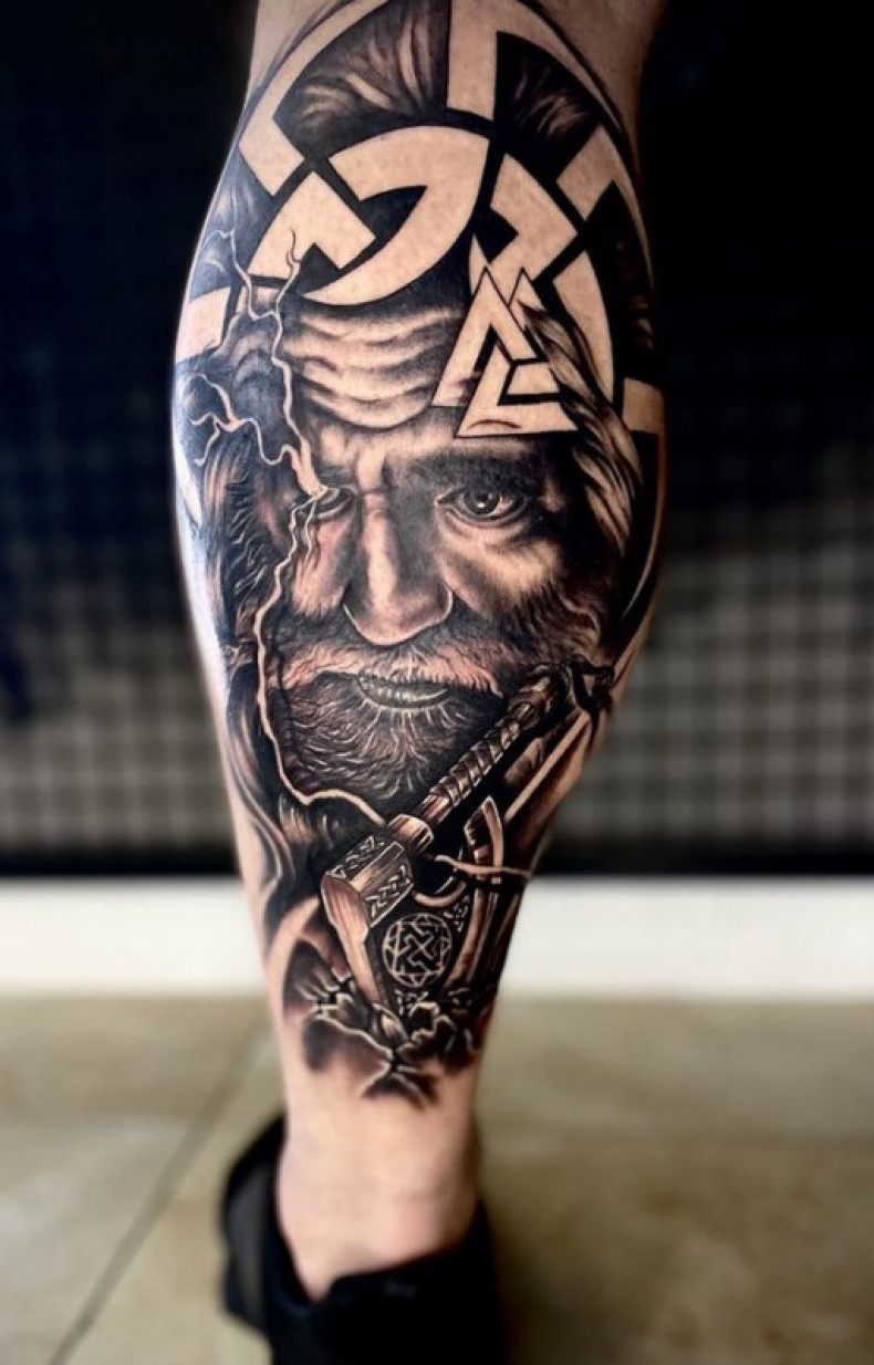 Męski wiking na łydce, photo - Tatuażysta Barb Tattoo