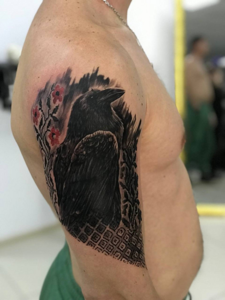 Men crow shoulder, photo - Tattoo Master Barb Tattoo