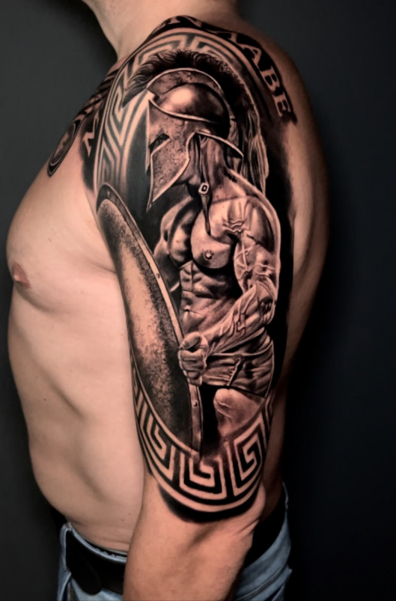 Męski na ramieniu spartan, photo - Tatuażysta Barb Tattoo