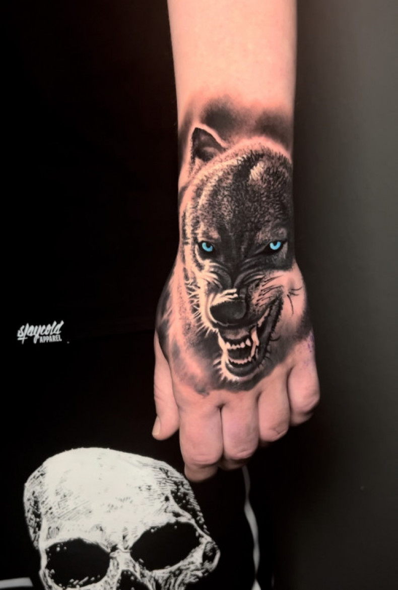 Männer Wolf Hand, photo - Tattoo-Meister Barb Tattoo