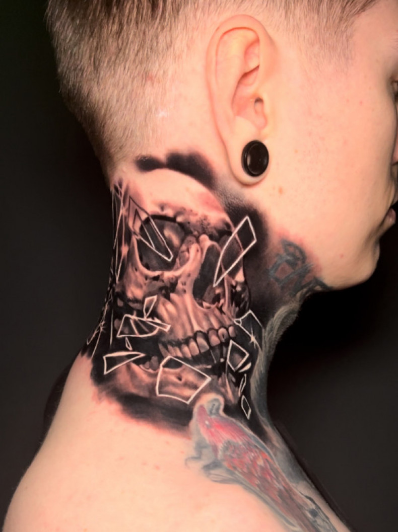 Men neck skull, photo - Tattoo Master Barb Tattoo