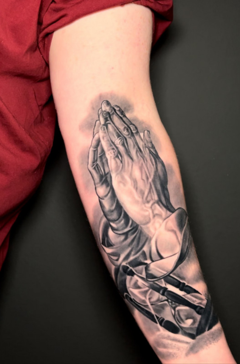 Męski na ramieniu klepsydra, photo - Tatuażysta Barb Tattoo