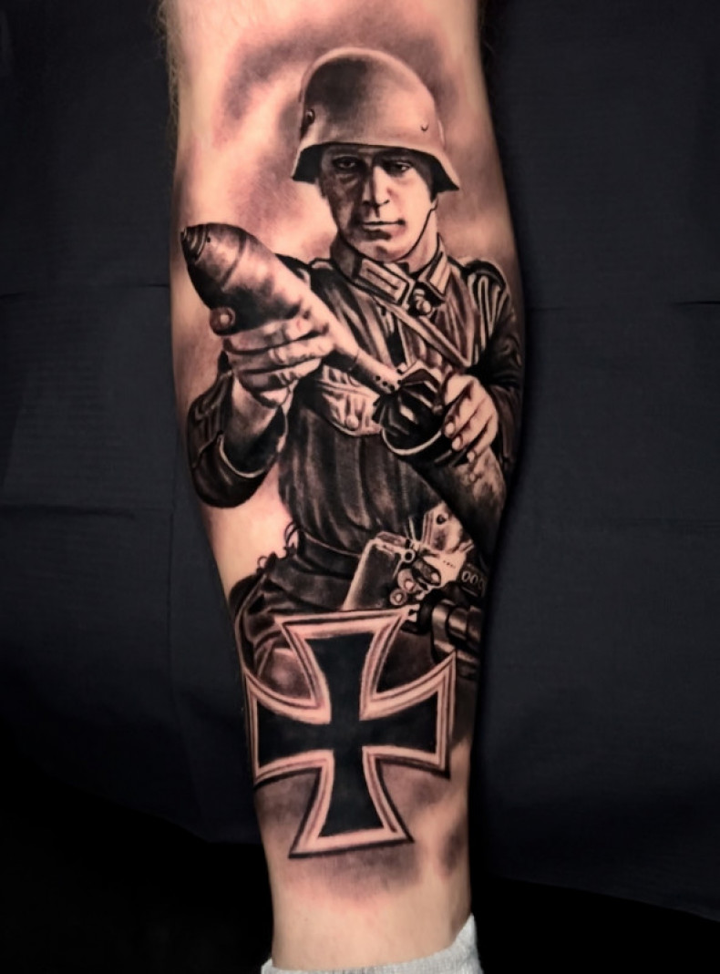 Męski wojskowy krzyż, photo - Tatuażysta Barb Tattoo