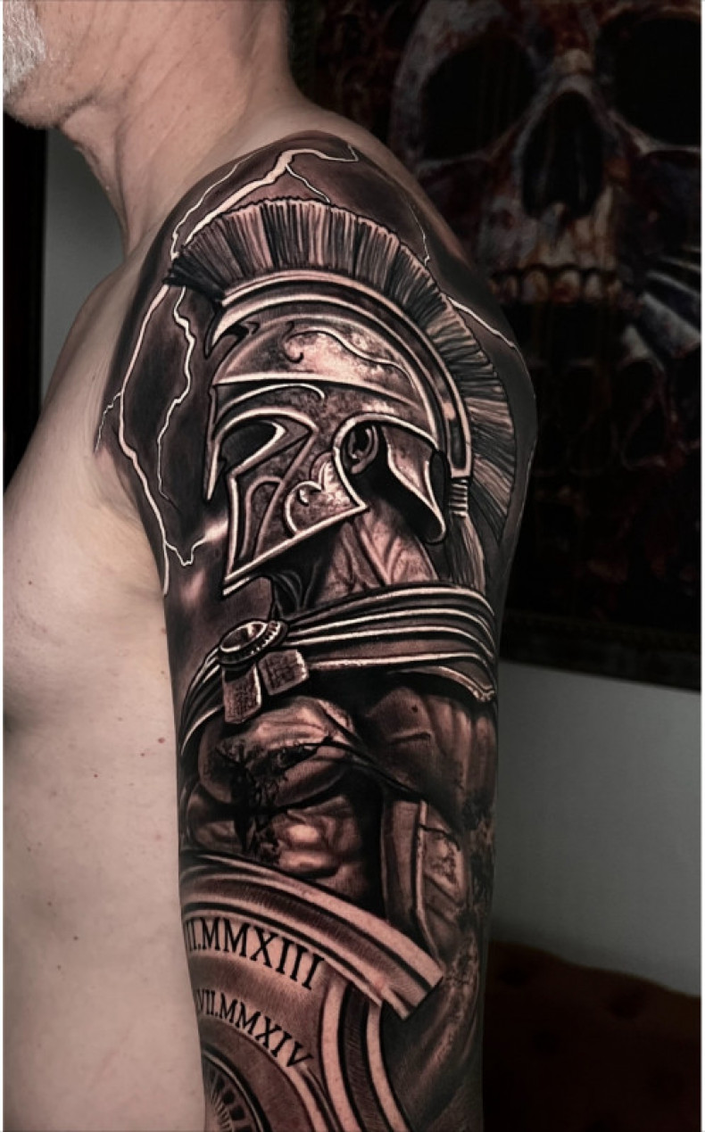 Męski gladiator na ramieniu, photo - Tatuażysta Barb Tattoo