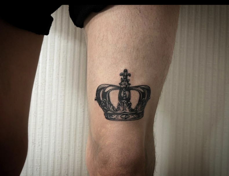 Men crown leg, photo - Tattoo Master Barb Tattoo