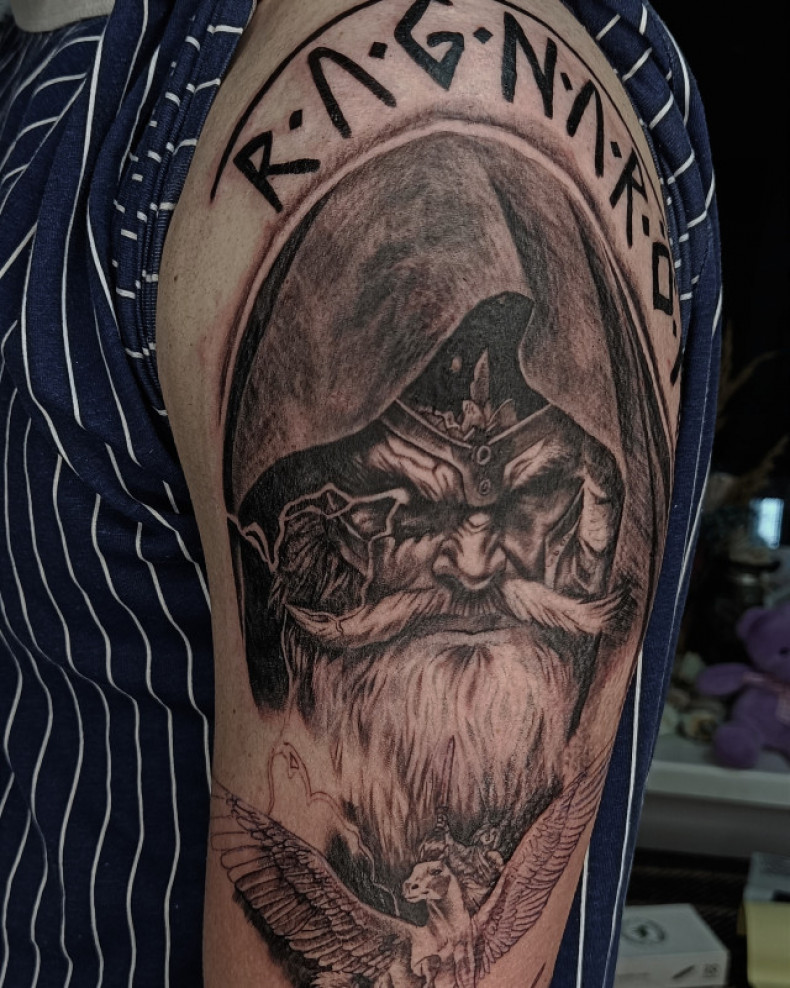 Męski mnich na ramieniu, photo - Tatuażysta Barb Tattoo