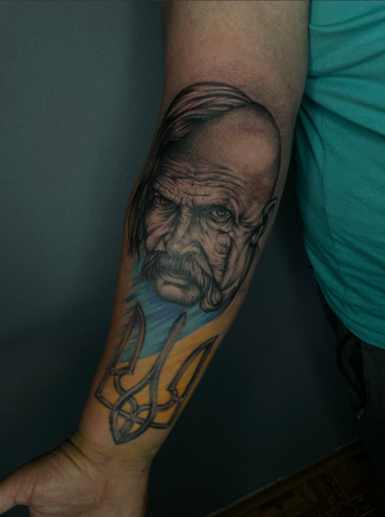 Kozvk patriotisches Tattoo, photo - Tattoo-Meister Barb Tattoo