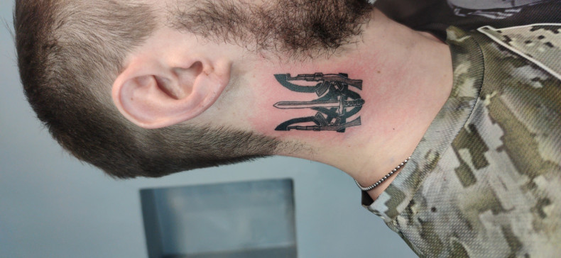 Tattoo-Wappen der Ukraine mit Waffen und einem Schwert, photo - Tattoo-Meister Barb Tattoo