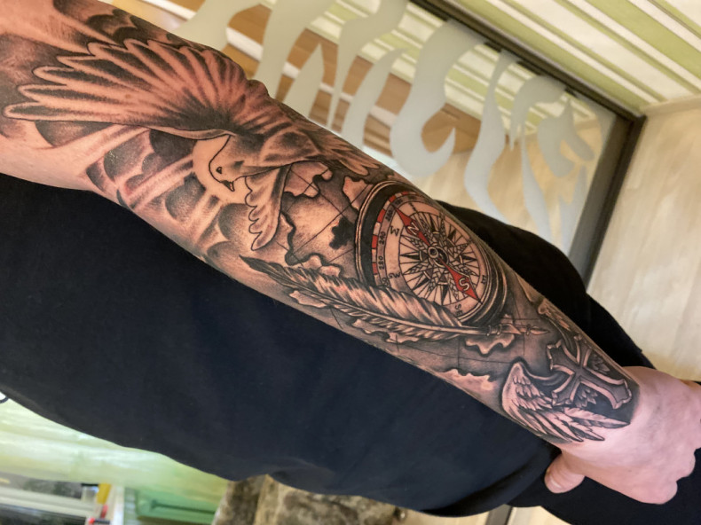 Męski gołąb kompas, photo - Tatuażysta Barb Tattoo