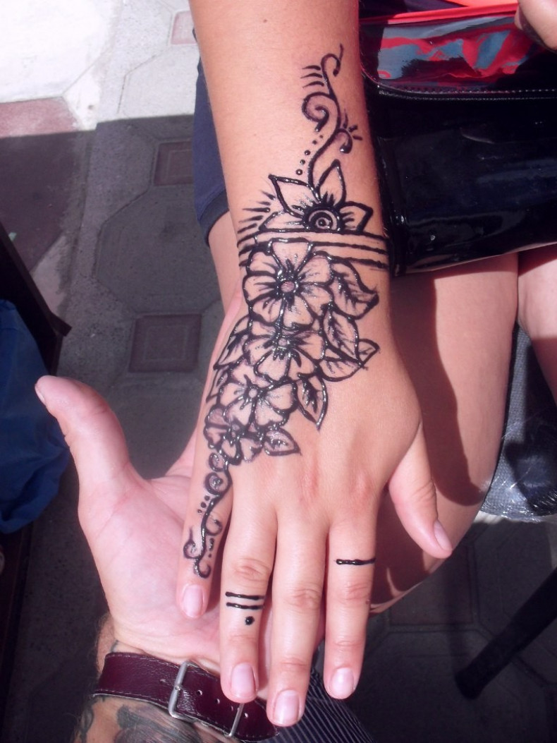 Women mehendi hand, photo - Tattoo Master Barb Tattoo