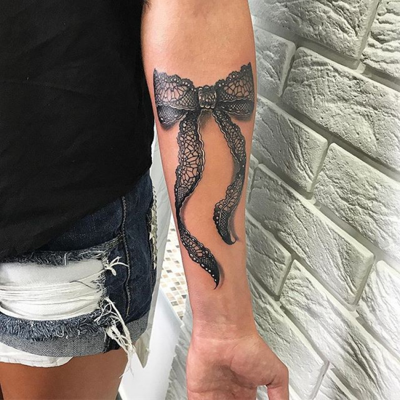 Damski ukłon na przedramieniu, photo - Tatuażysta Barb Tattoo