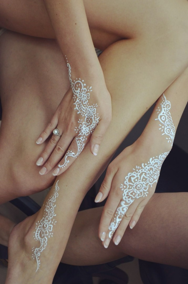 Women white mehendi lace, photo - Tattoo Master Barb Tattoo