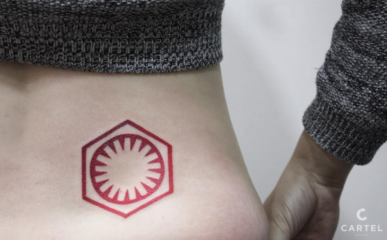 Damski Minimalistyczny dolna część pleców, photo - Tatuażysta Barb Tattoo