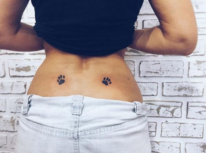 Damski Minimalistyczny dolna część pleców, photo - Tatuażysta Barb Tattoo