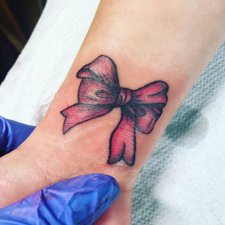 Women bow wrist, photo - Tattoo Master Barb Tattoo