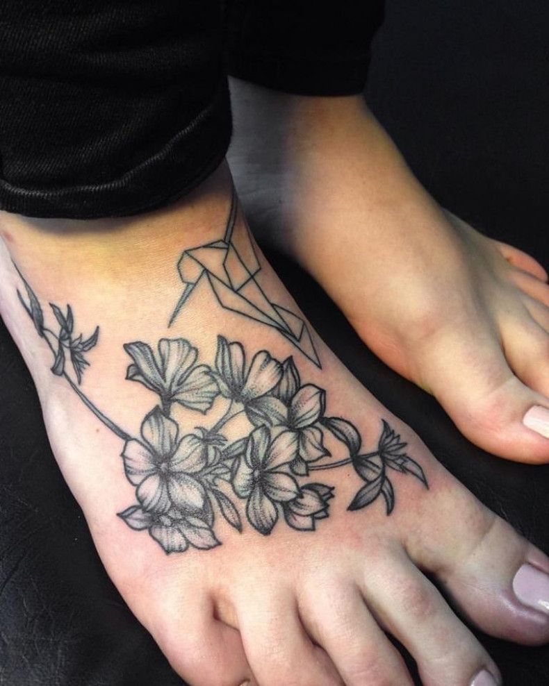 Women whip shading foot, photo - Tattoo Master Barb Tattoo