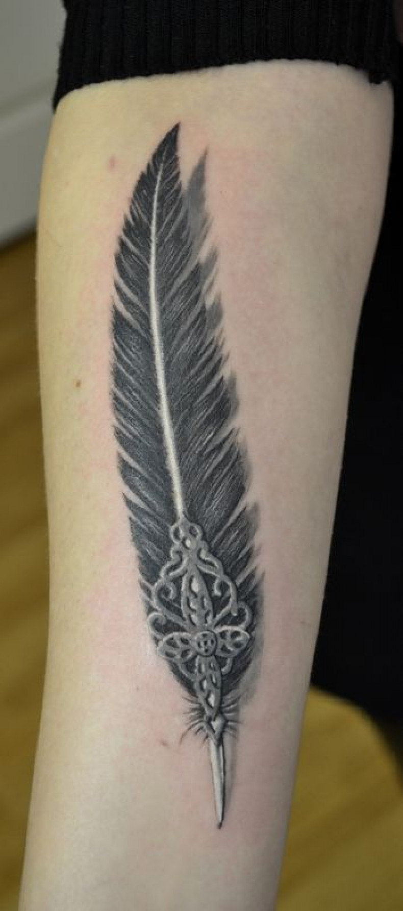 Damski przedramię pióro, photo - Tatuażysta Barb Tattoo