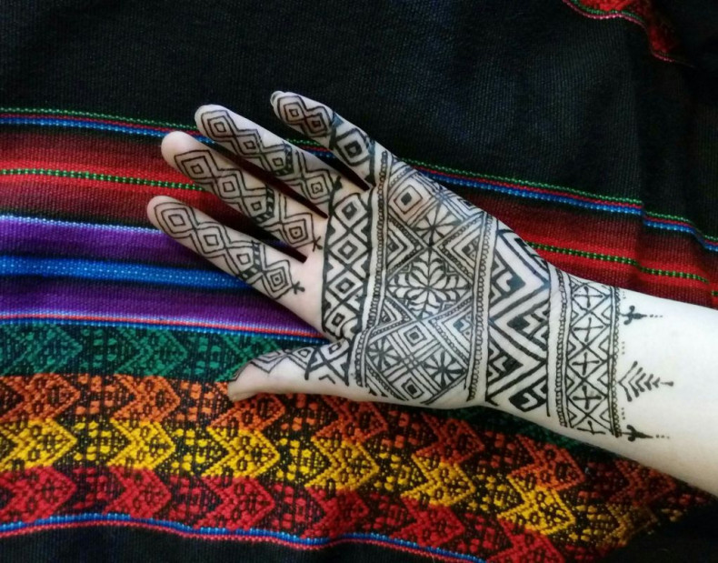 Damski mehendi na dłoni, photo - Tatuażysta Barb Tattoo