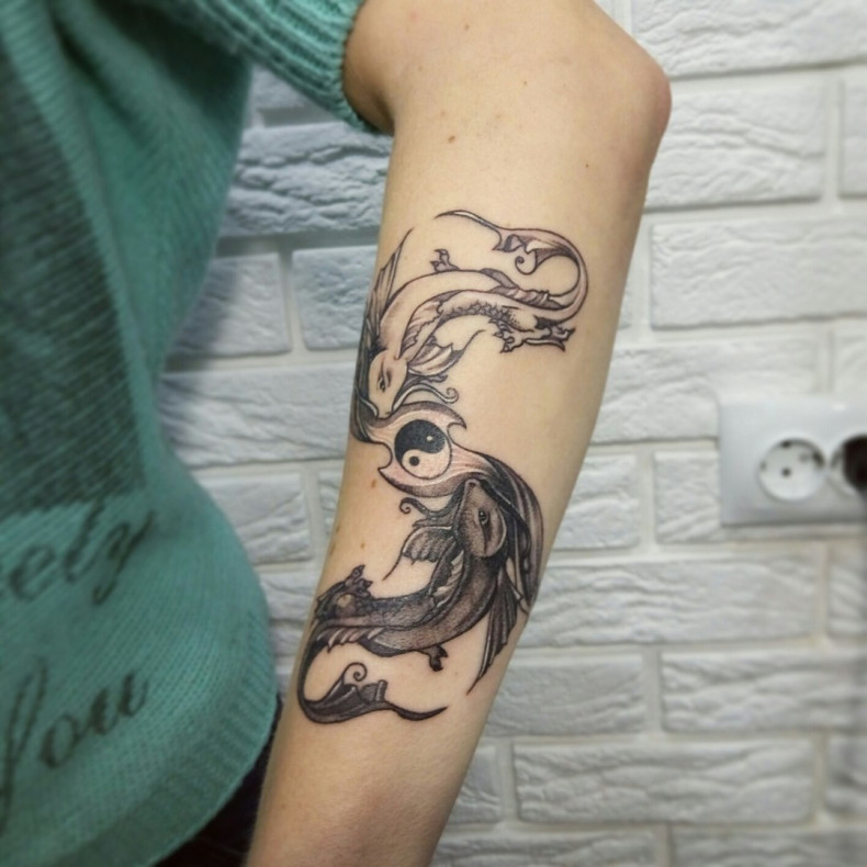 Women whip shading yin yang, photo - Tattoo Master Barb Tattoo