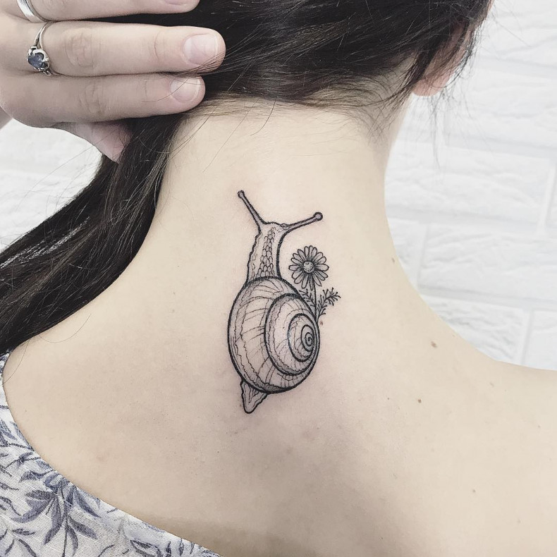 Damski whip shading na szyi, photo - Tatuażysta Barb Tattoo