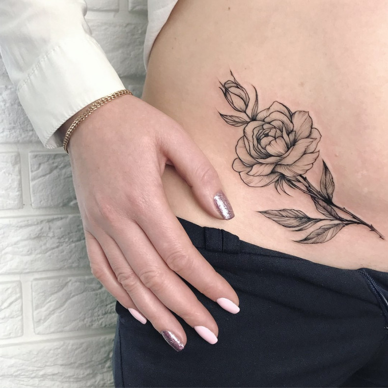 Damski whip shading na brzuchu, photo - Tatuażysta Barb Tattoo