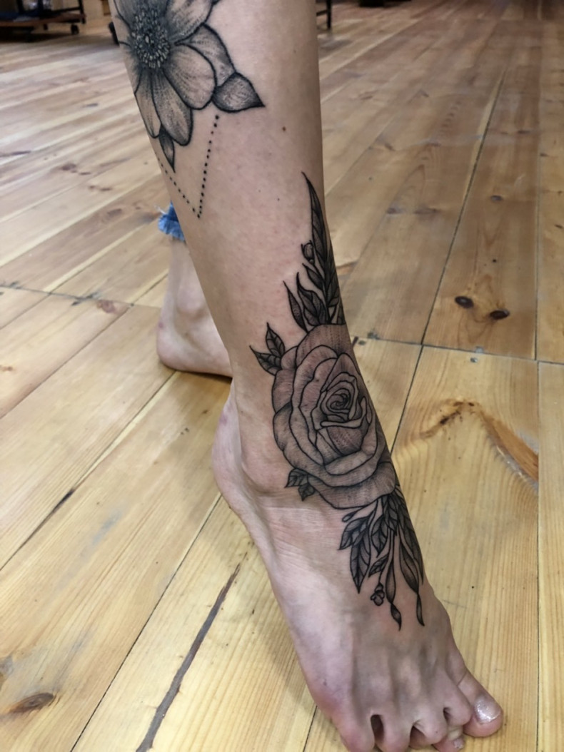 Damski whip shading na stopę, photo - Tatuażysta Barb Tattoo