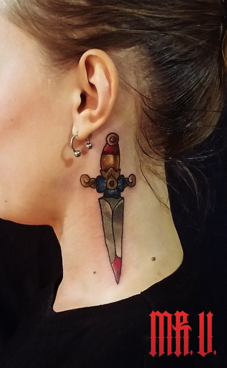 Women behind the ear dagger, photo - Tattoo Master Barb Tattoo