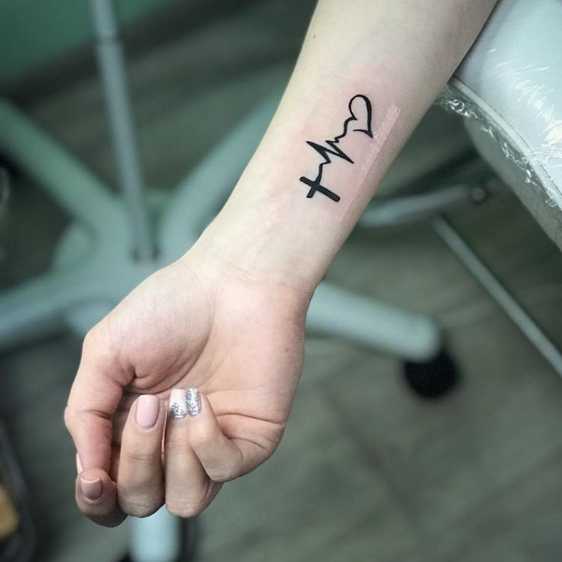 Frauen Herzschlag minimalist, photo - Tattoo-Meister Barb Tattoo