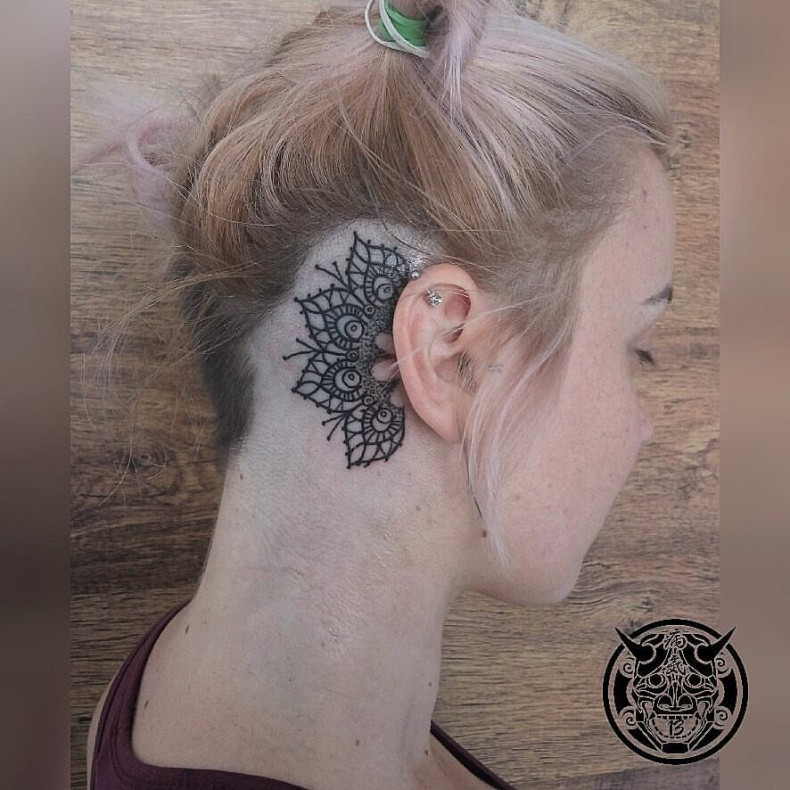 Women graphic behind the ear, photo - Tattoo Master Barb Tattoo