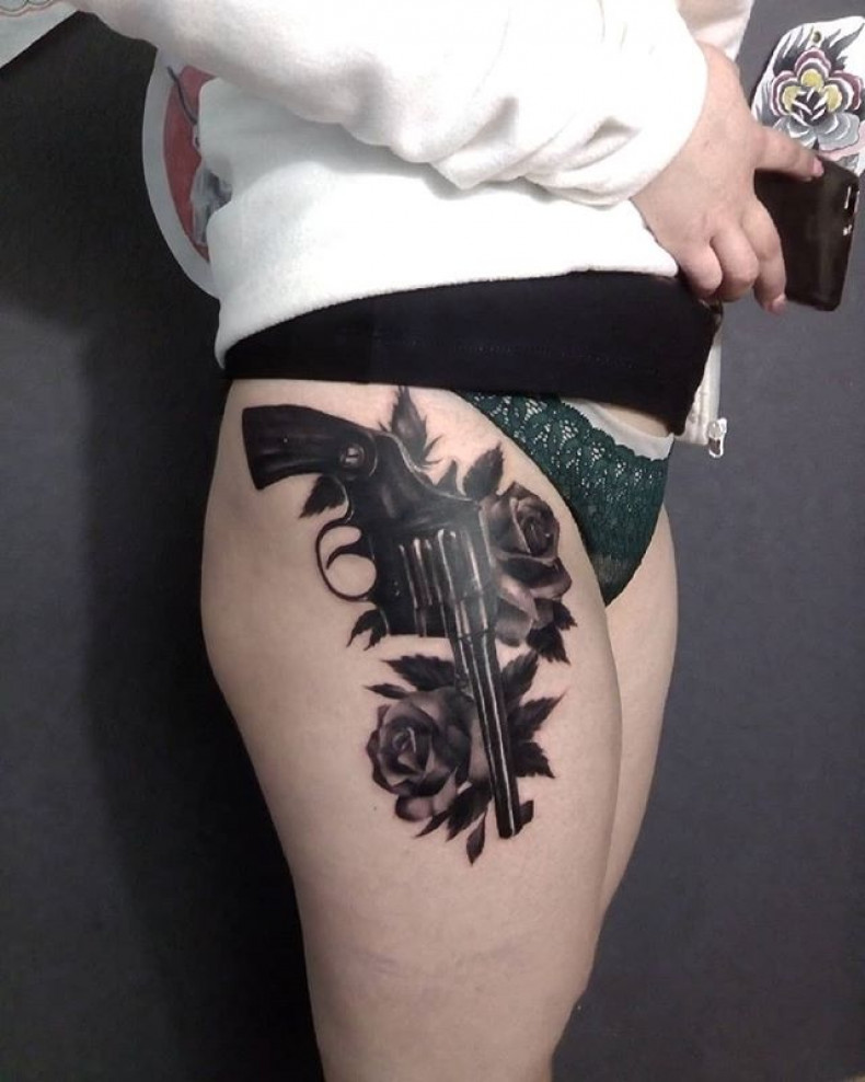 Women black and grey thigh, photo - Tattoo Master Barb Tattoo