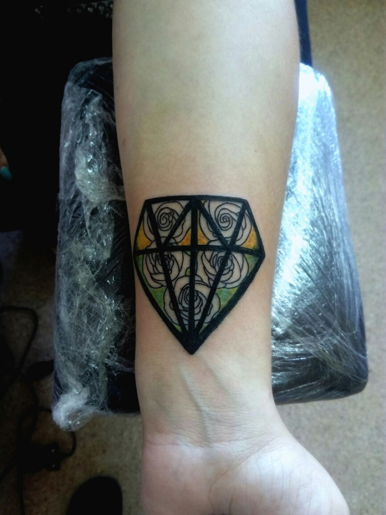 Frauen Diamant Handgelenk, photo - Tattoo-Meister Barb Tattoo