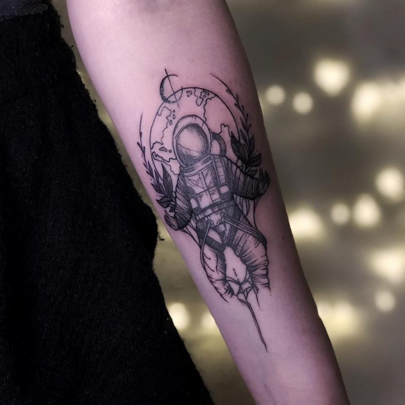 Women an astronaut whip shading, photo - Tattoo Master Barb Tattoo