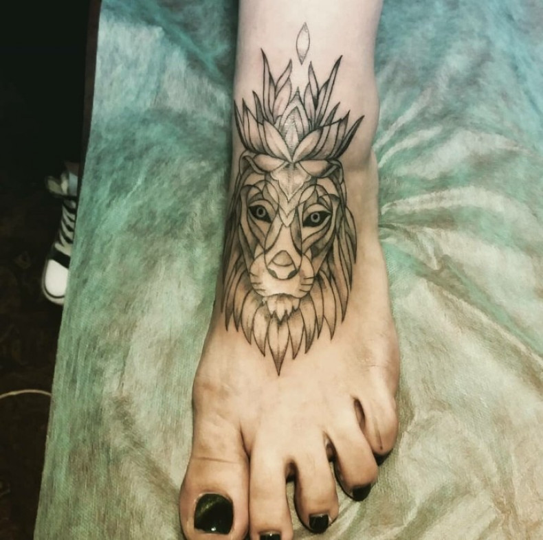 Women whip shading lion, photo - Tattoo Master Barb Tattoo