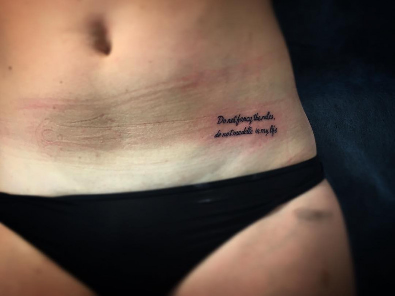 Damski na brzuchu napis, photo - Tatuażysta Barb Tattoo