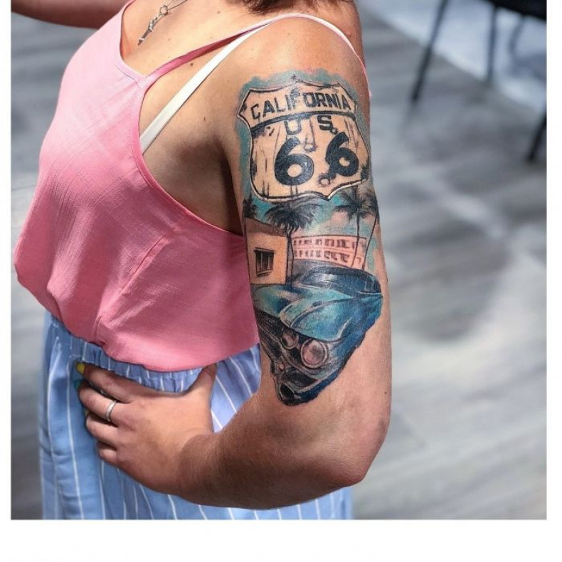 Damski na ramieniu samochód, photo - Tatuażysta Barb Tattoo