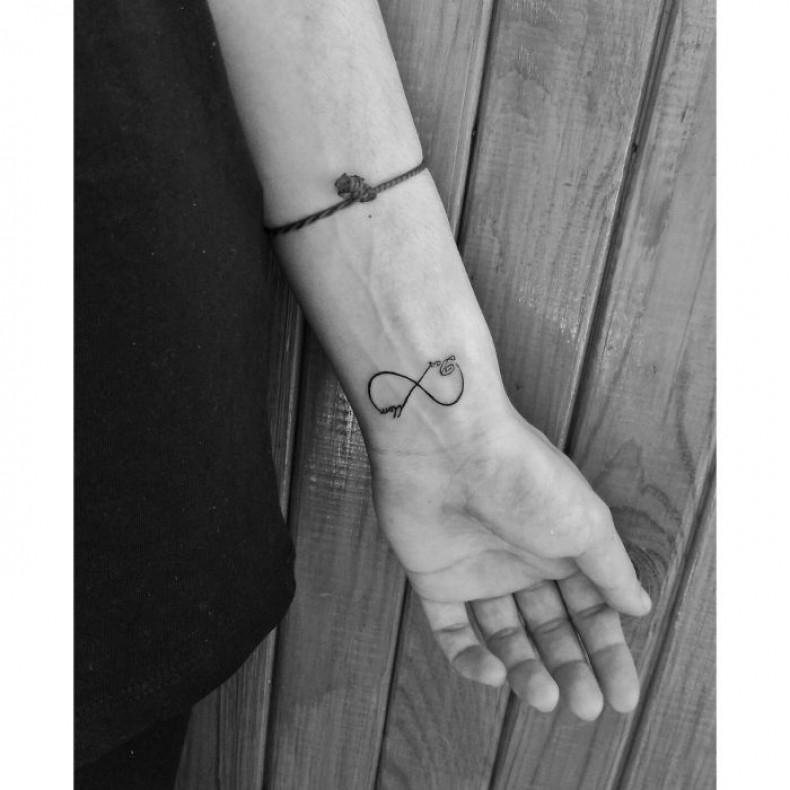 Damski tatuaż nieskończoność Minimalistyczny, photo - Tatuażysta Barb Tattoo