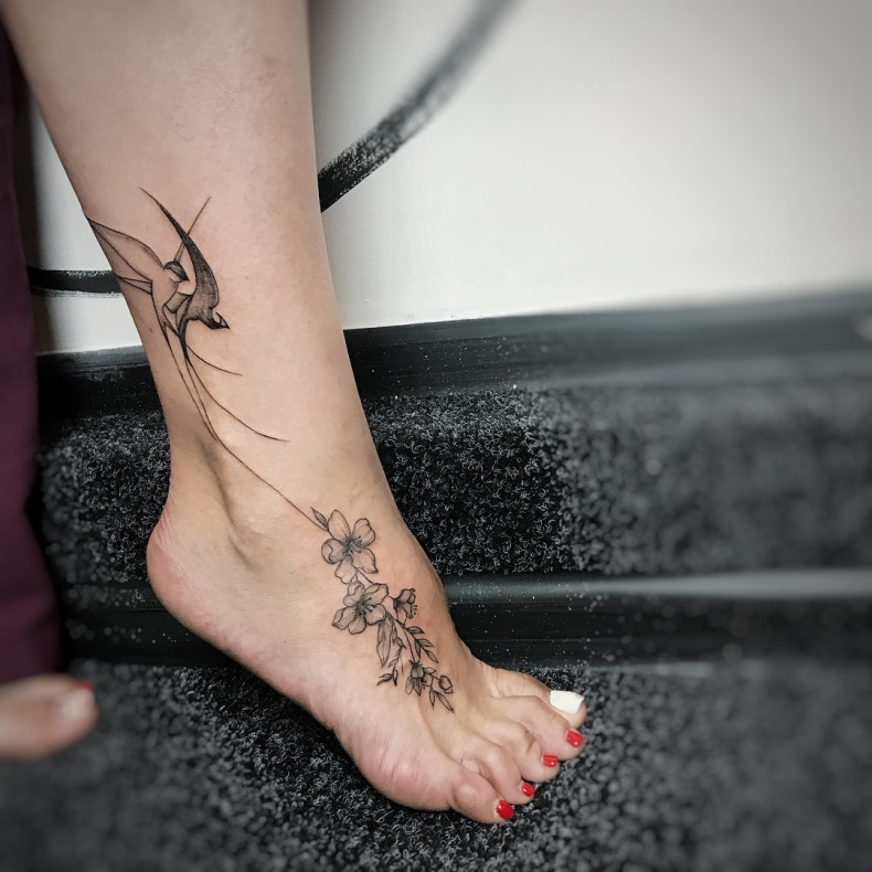 Frauen whip shading Schwalben, photo - Tattoo-Meister Barb Tattoo