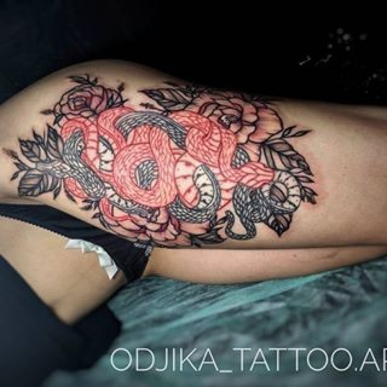 Damski wąż na udzie, photo - Tatuażysta Barb Tattoo