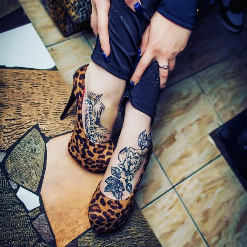 Women whip shading foot, photo - Tattoo Master Barb Tattoo